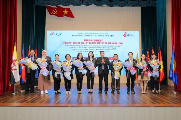 Đoàn đánh giá cấp chương trình lần thứ 325 của AUN - QA tại IUH trong lễ khai mạc