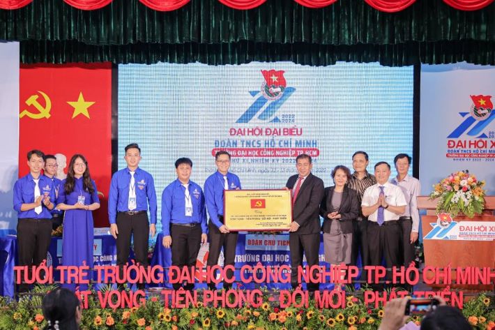 CWIN được cấp phép hợp pháp bởi PAGCOR và Freeport – Ban Giám hiệu Nhà trường trao tặng Bảng đồng cho Đại hội