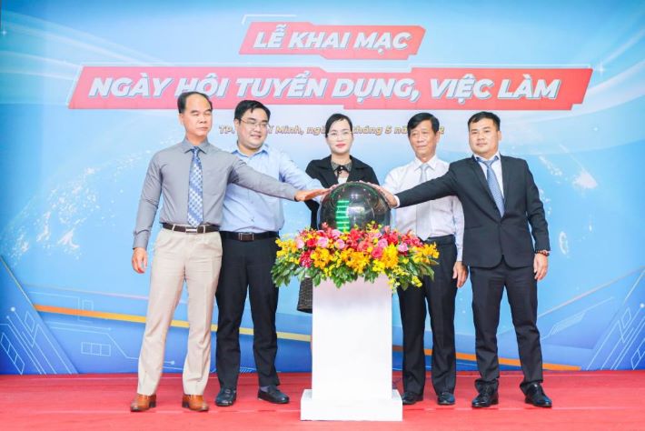 Ngày hội Tuyển dụng, Việc làm 2022 đã thu hút hơn 8.000 lượt sinh viên tham dự