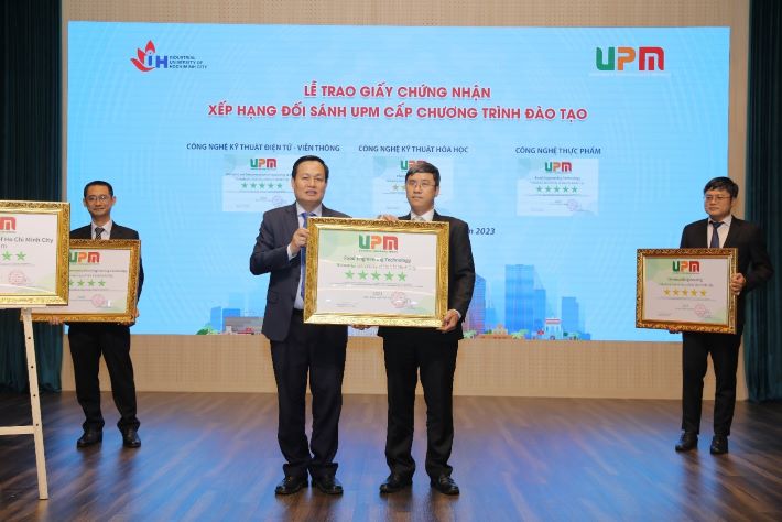 trao Chứng nhận xếp hạng 5 sao cho Nhà trường 03 chương trình đào tạo 