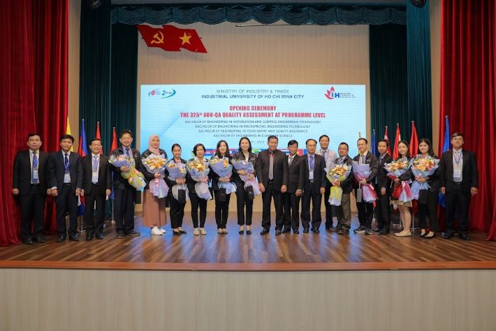 Ban lãnh đạo nhà trường, các khoa được đánh giá chụp hình lưu niệm cùng đoàn đánh giá AUN - QA
