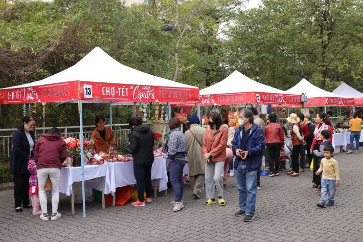 Ngay cả trong những khu đô thị hiện đại, Chợ Tết cũng được tổ chức với nhiều mặt hàng đa dạng (Chợ Tết tại KĐT Ciputra Hanoi)