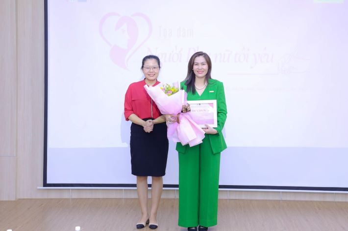 Cô Nguyễn Thị Thương - Giám đốc Trung tâm Thông tin và Truyền thông IUH trao hoa và thư cảm ơn cho Nhà tài trợ.