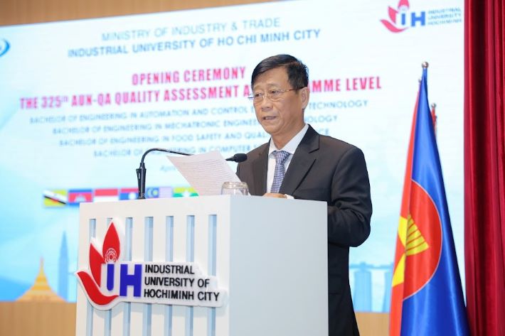 GS.TS Lê Văn Tán - Phó Hiệu trưởng nhà trường phát biểu tại lễ khai mạc