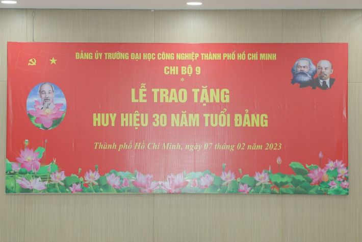 Lễ trao huy hiệu 30 tuổi Đảng