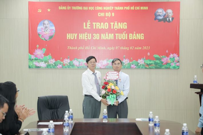Lễ trao huy hiệu 30 tuổi Đảng