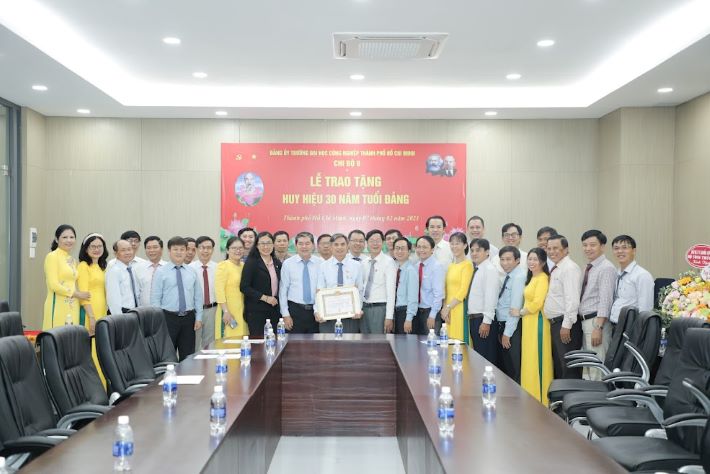 Lễ trao huy hiệu 30 tuổi Đảng
