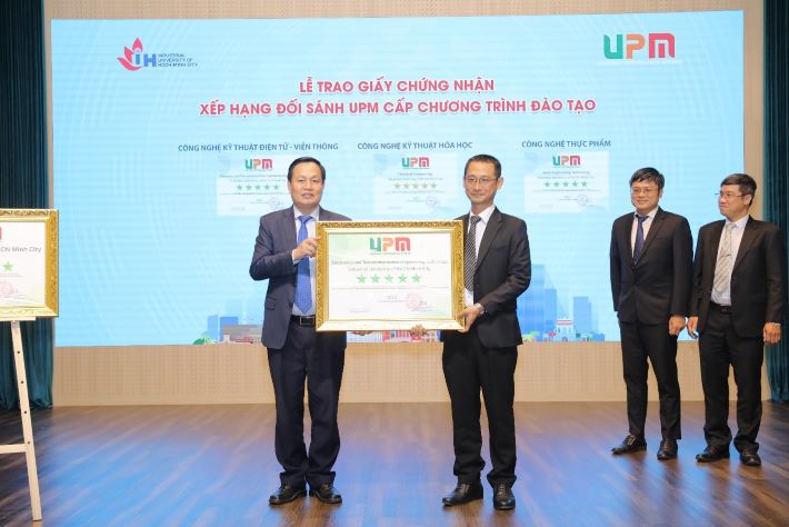 trao Chứng nhận xếp hạng 5 sao cho Nhà trường 03 chương trình đào tạo 