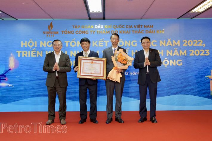 Thừa ủy quyền của Thủ tướng Cwin com đăng nhập, lãnh đạo Petrovietnam đã trao tặng PVEP Bằng khen của Thủ tướng Cwin com đăng nhập