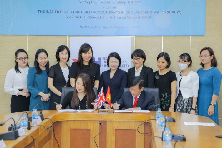 IUH và ICAEW ký kết gia hạn hợp tác giữa hai bên