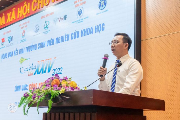 Ông Trần Đức Sự - Phó Giám đốc Trung tâm Phát triển Khoa học và Công nghệ Trẻ phát biểu tại vòng bán kết Euréka lần thứ 24 năm 2022