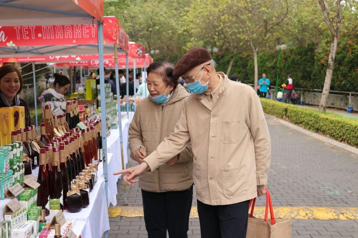 Chợ tết ở một phương diện nào đó là nơi hội tụ nhiều nét văn hóa cổ truyền của dân tộc (Ảnh Ciputra Hanoi)