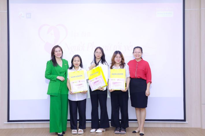 Các thí sinh đạt giải trong cuộc thi viết “Người Phụ nữ tôi yêu 2023” chụp ảnh lưu niệm cùng cô Nguyễn Thị Thương và chị Trần Thị Thanh Thuyền.