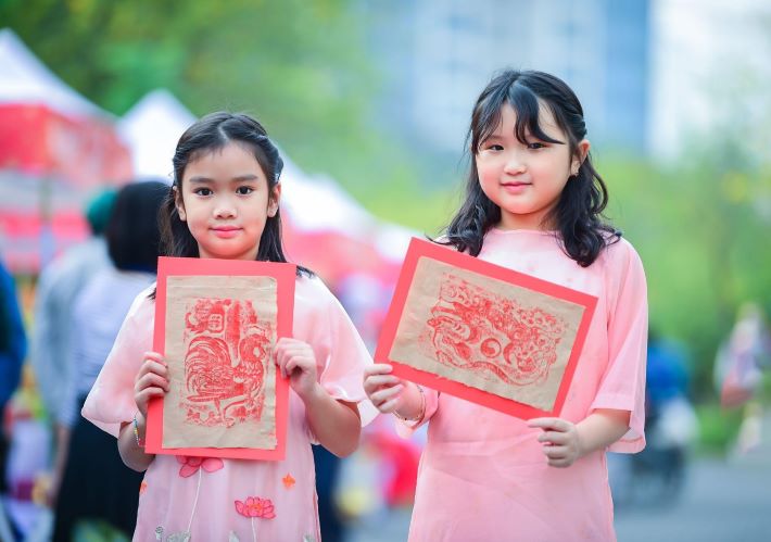 Các em nhỏ đi chợ Tết được trải nghiệm vẽ tranh trên giấy gió (Ciputra Hanoi)