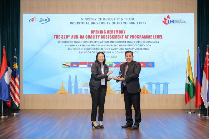 TS Phan Hồng Hải nhận kỷ niệm chương từ Đoàn đánh giá