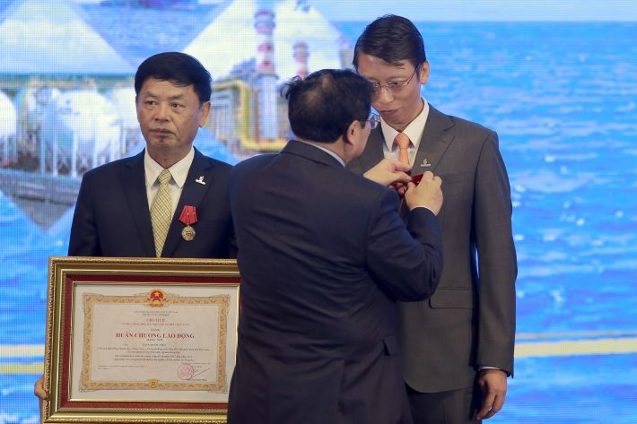 Thủ tướng Phạm Minh Chính gắn Huân chương Lao động cho đồng chí Trần Hồng Nam