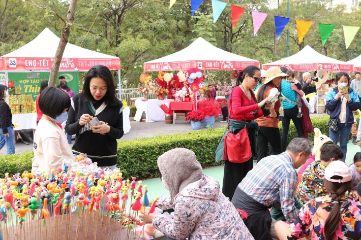 Có thể chẳng mua sắm gì cũng đi để được ngắm nhìn, để được lắng nghe chút không khí của ngày xưa (Ảnh: Ciputra Hanoi)