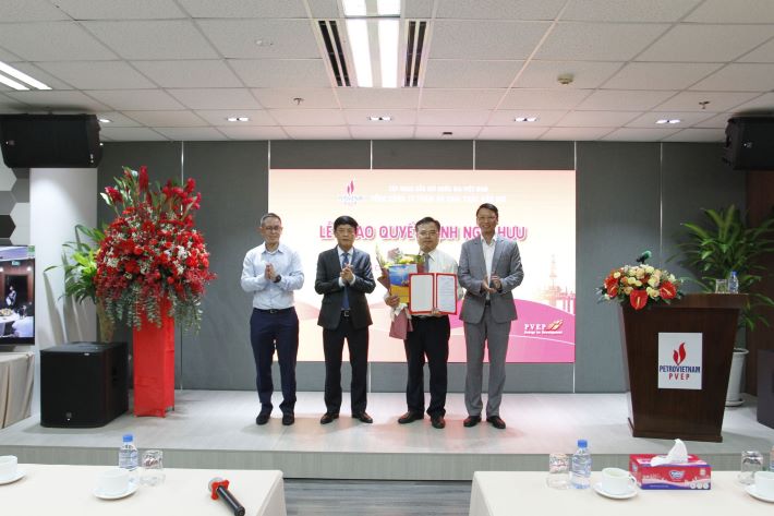 Đồng chí Nguyễn Văn Quế nhận quyết định nghỉ chế độ