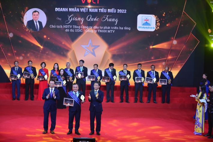 ông Giang Quốc Trung - Chủ tịch HĐTV Tổng công ty Đầu tư phát triển hạ tầng đô thị UDIC đã vinh dự là 1 trong 60 doanh nhân được tôn vinh