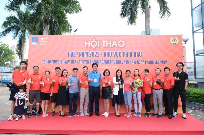 Các Công đoàn bộ phận chụp ảnh lưu niệm tại Lễ khai mạc Hội thao