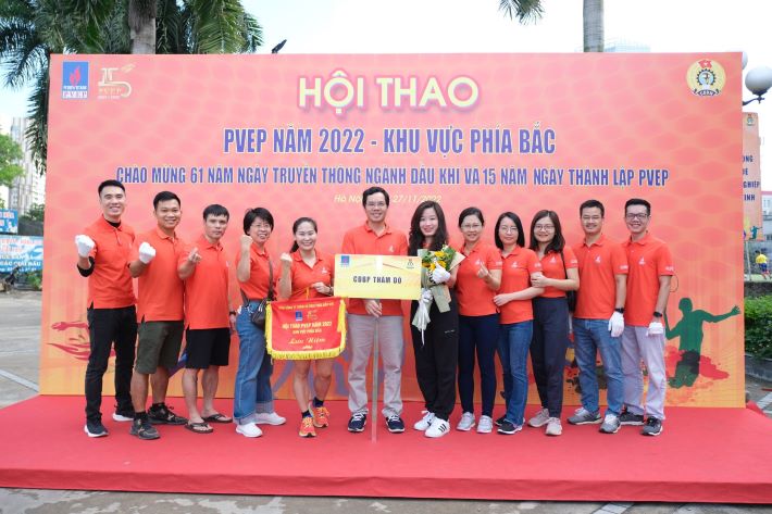 Các Công đoàn bộ phận chụp ảnh lưu niệm tại Lễ khai mạc Hội thao