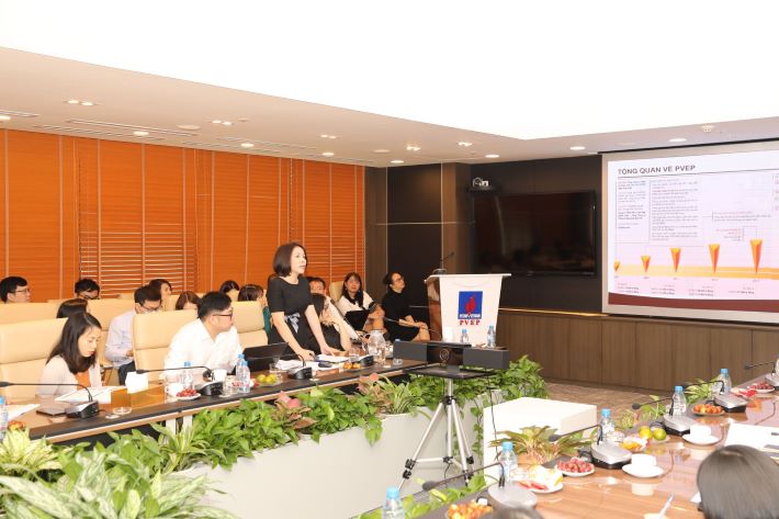 Đại diện ban Pháp chế & Tuân thủ trình bày tham luận tại Hội thảo