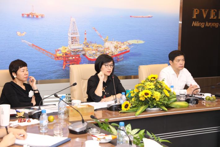 Bà Nguyễn Thị Cẩm Tú - Trưởng ban Pháp chế & Tuân thủ giải đáp các câu hỏi