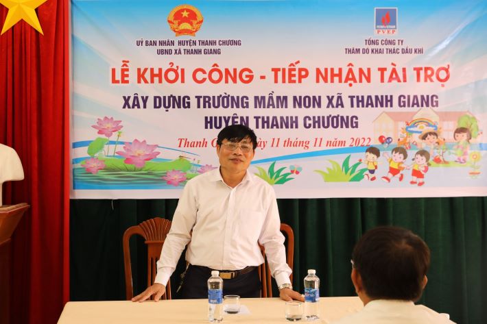 Ông Nguyễn Văn Hoan – Chủ tịch HĐND xã Thanh Giang cảm ơn đơn vị tài trợ