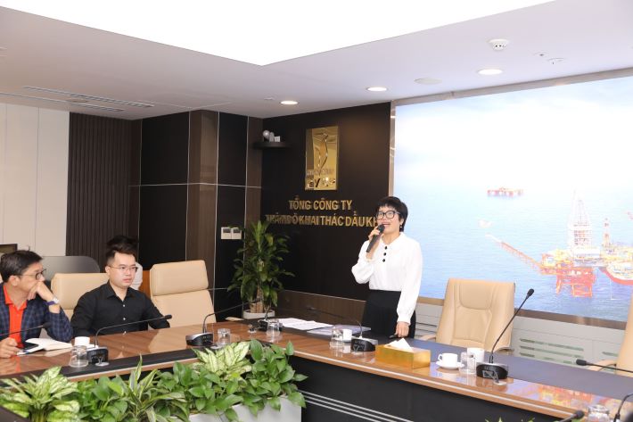 Giảng viên Nguyễn Thị Hoa trình bày chuyên đề tại Lớp tập huấn