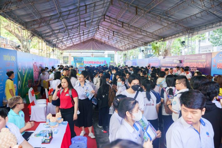 Đông đảo các bạn học sinh tham dự ngày hội HUFI Open day 2023