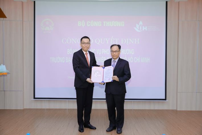 ông Huỳnh Trung Hiếu – Trưởng khoa Công nghệ Thông tin giữ chức vụ Phó Hiệu trưởng Nhà trường.