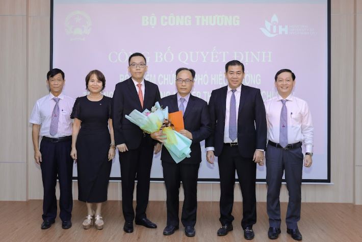 Ban Giám hiệu chụp hình cùng Tân Phó Hiệu trưởng