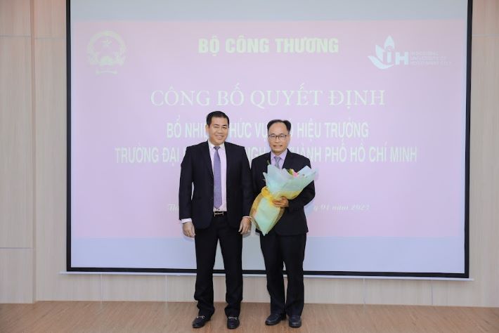 TS. Phan Hồng Hải – Hiệu trưởng nhà trường trao hoa chúc mừng Tân Phó Hiệu trưởng