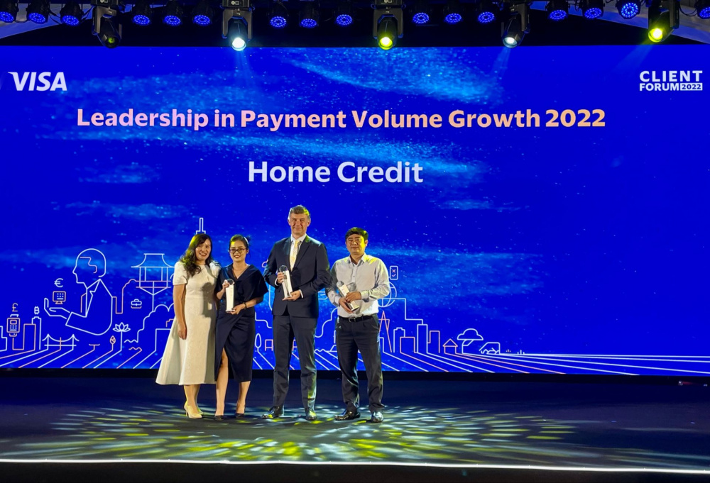 Ông Roman Knaus (thứ 2 từ phải qua) – Trưởng Phòng Quản lý Quan hệ khách hàng & Phát triển sản phẩm Home Credit Việt Nam nhận cúp giải thưởng từ đại diện Visa.