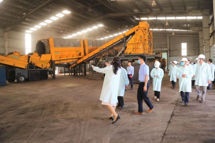 Đoàn đi tham quan dây chuyền, thiết bị của Khu xử lý chất thải Quang Trung