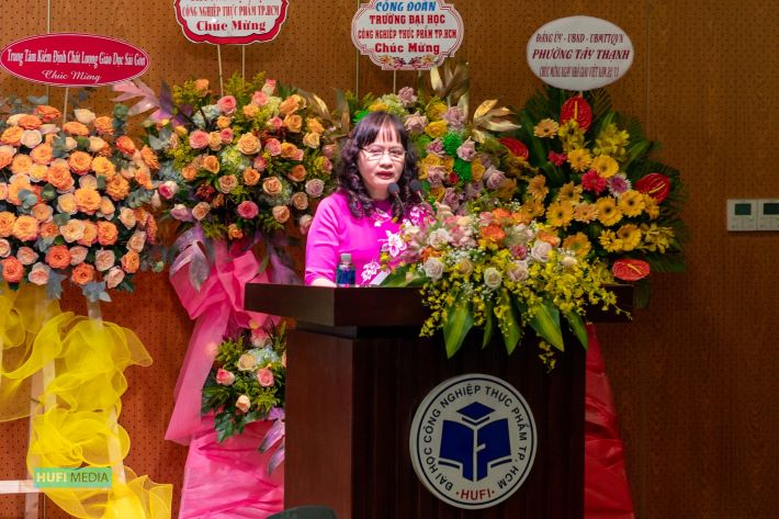PGS.TS. Đỗ Hạnh Nga - Phó Giám đốc Trung tâm Kiểm định chất lượng Cwin63 tải ứng dụng Sài Gòn công bố Quyết định chứng nhận kiểm định chất lượng Cwin63 tải ứng dụng cho 06 chương trình đào tạo trình độ đại học