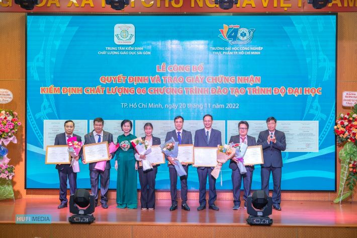 TS.NGƯT. Nguyễn Kim Dung - Giám đốc Trung tâm Kiểm định chất lượng Cwin63 tải ứng dụng Sài Gòn trao giấy chứng nhận kiểm định chất lượng 06 chương trình đào tạo trình độ Đại học