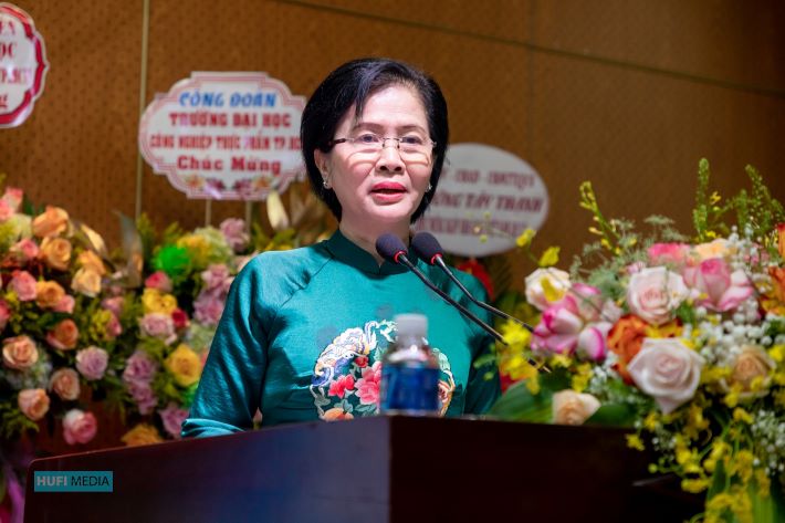 TS.NGƯT. Nguyễn Kim Dung - Giám đốc Trung tâm Kiểm định chất lượng Cwin63 tải ứng dụng Sài Gòn phát biểu chúc mừng Nhà trường đạt chuẩn kiểm định chất lượng 03 chương trình đào tạo trình độ Đại học