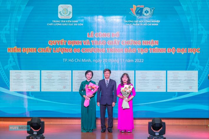 TS.Thái Doãn Thanh - Phó Hiệu trưởng Nhà trường tặng hoa cảm ơn Trung tâm Kiểm định chất lượng Cwin63 tải ứng dụng Sài Gòn