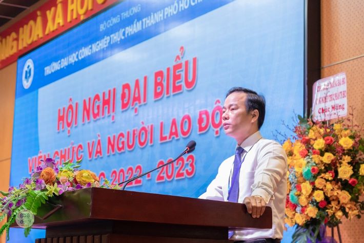 (Ông) Bùi Chí Hiếu báo cáo kết quả triệu tập đại biểu về dự hội nghị và thông qua Quy chế Hội nghị