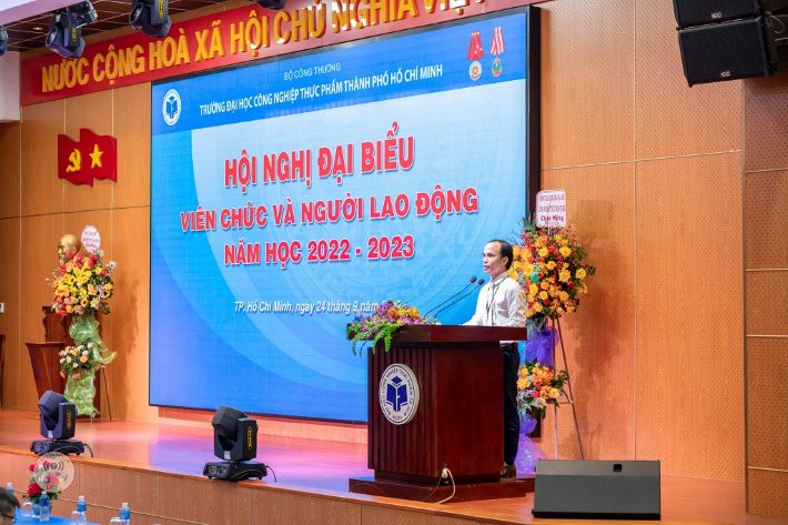 (Ông) Nguyễn Văn Dung báo cáo tổng kết hoạt động nhiệm kỳ 2020-2022 và phương hướng hoạt động nhiệm kỳ 2022-2024 của Ban TTND 