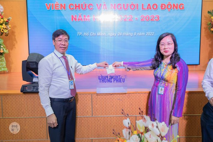 Các đại biểu bỏ phiếu bầu Ban TTND nhiệm kỳ 2022-2024 (H1)