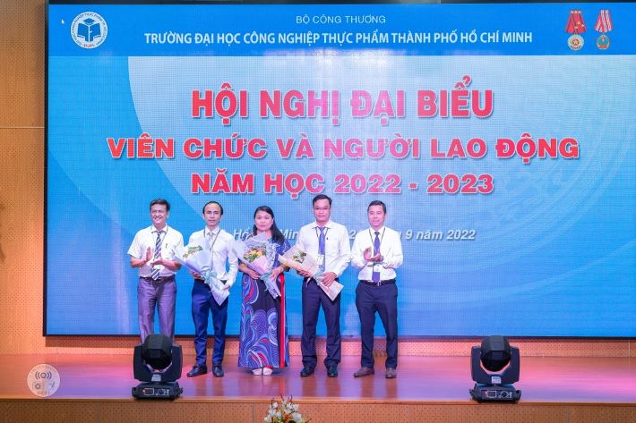 TS. Thái Doãn Thanh, Phó Hiệu trưởng Nhà trường và TS. Bùi Hồng Đăng, Phó Hiệu trưởng Nhà trường tặng hoa chúc mừng Ban TTND nhiệm kỳ 2022-2024