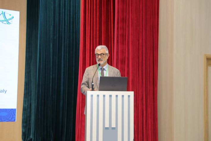GS.TS Marco Abbiati báo cáo công trình nghiên cứu trước Hội nghị