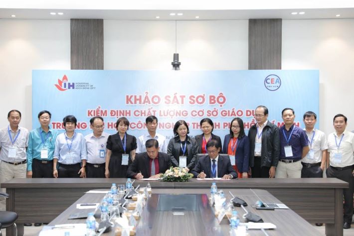 TS. Phan Hồng Hải và TS. Nguyễn Đức Nghĩa ký kết biên bản ghi nhớ