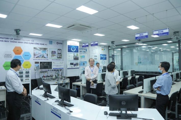 Đoàn đánh giá ngoài khảo sát cơ sở vật chất của Nhà trường