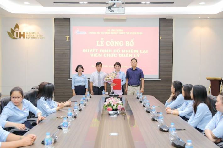 Bà Nguyễn Thị Thu Hà nhận Quyết định bổ nhiệm lại viên chức Quản lý