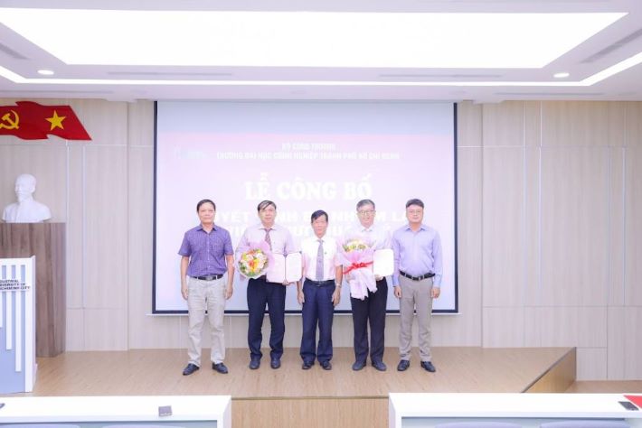 Ông Nguyễn Hữu Trung và ông Trần Nguyễn Minh Ân nhận Quyết định bổ nhiệm lại viên chức Quản lý