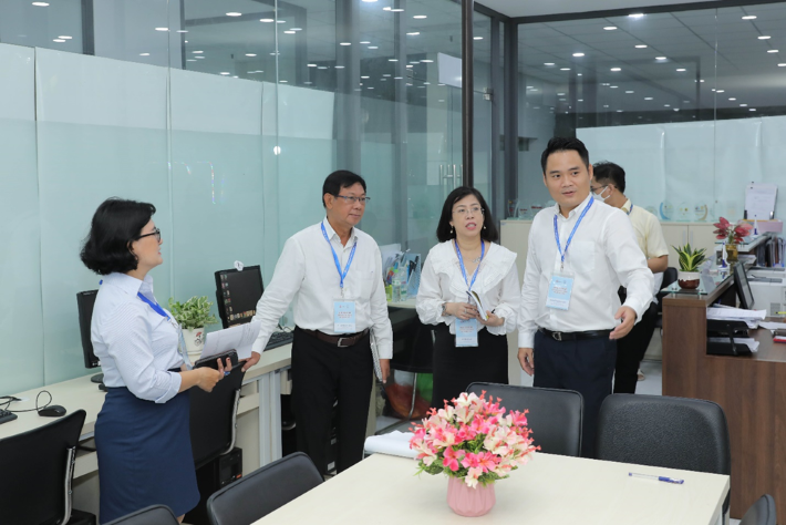 Đoàn đánh giá ngoài khảo sát cơ sở vật chất của Nhà trường