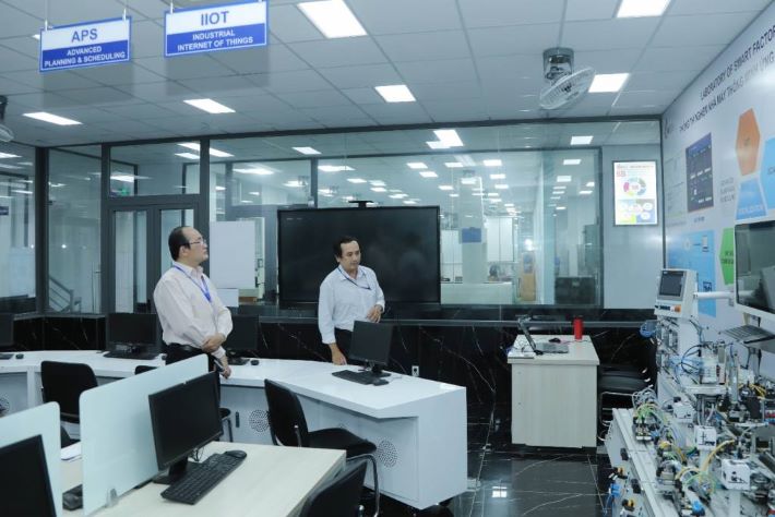 Đoàn đánh giá ngoài khảo sát cơ sở vật chất của Nhà trường